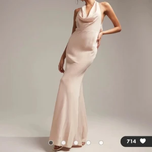 Ljusrosa långklänning i satin - Säljer nu min balklänning😍😍 Den är lite smutsig nertill, men inget som inte går bort i tvätten eller syns särskilt mycket på, förutom det är klänningen i väldigt gott skick! Är i storlek 32 men passar på mig som vanligtvis har S