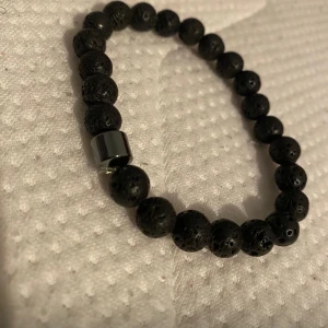 Svart pärlarmband med lavasten - -Snygg armband helt ny ta titt i andra annonser finns andra färger!