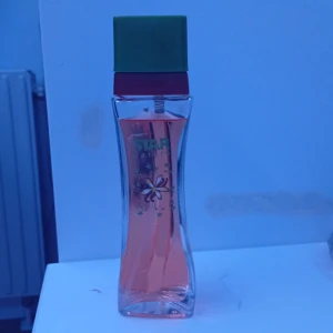 Star Nature parfym med doft av vanilj - Snygg parfym från Star Nature med blommig design på flaskan. Perfekt för dig som vill lukta vanilj. En ny flaska innehåller 70 ml men har varit använd ett par få gånger 