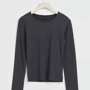 Soft touch top - Fin soft touch top från Gina Tricot i stl M! Endast använda fåtal gånger och är i väldigt fint skick. Köpt för 229. Bara att höra av sig för bilder eller frågor🩷🩷