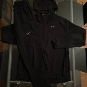 Nike Miller Tracksuit  - Snyggt svart Nike set i toppskick! Jackan i storlek M och byxorna i storlek S. Perfekt för träning eller en stilren vardagslook. Fraktas snabbt!  ✅ Topp skick ✅ Bekväm passform ✅ Priset kan diskuteras ✅ Snabb frakt!  