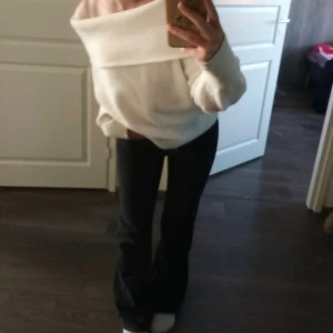 Kostymbyxor  - Svarta vida kostymbyxor ifrån bikbok, har blivit noppriga💗Min kompis på första bilden, inte jag💞