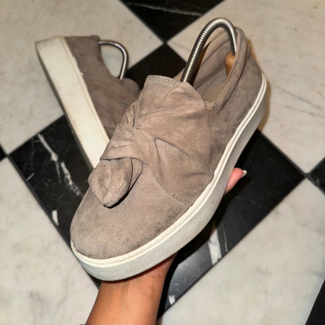 Beige mocka sneakers med rosett - 2