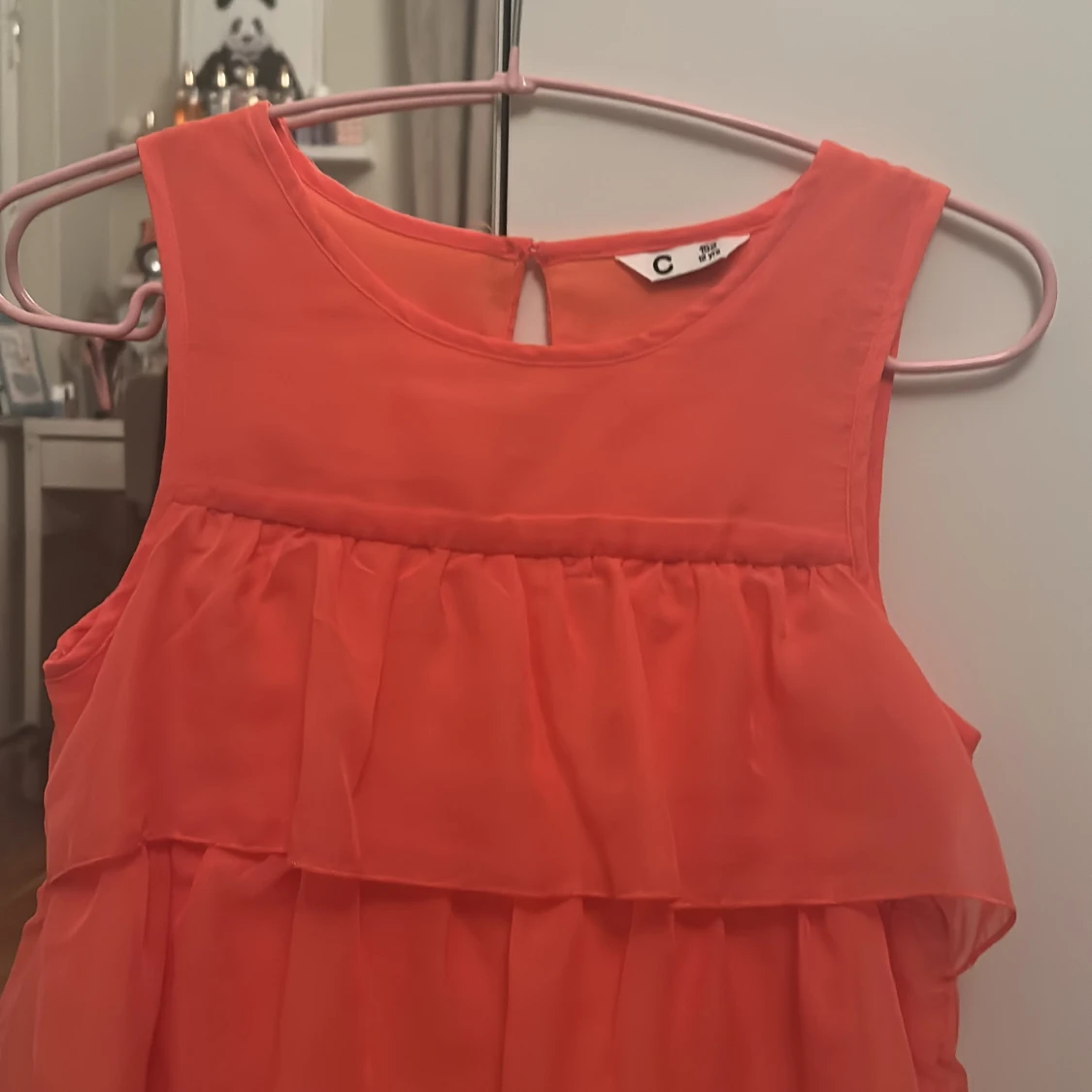 Korallfärgad volangklänning - 1