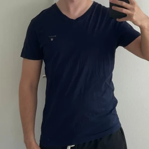 T-shirt  - Gant mörkblå T-shirt. Storlek S.
