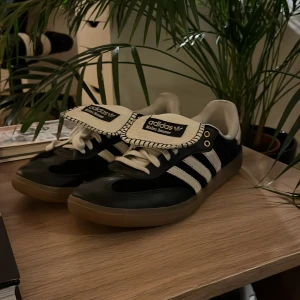 Adidas Wales bonner - Säljer mina adidas Wales bonner som är köpta på Vinted (2 andra ägare innan mig) de har använts ganska sparsamt men fortfarande tecken på användning.