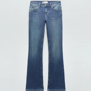 Blå bootcut jeans från Zara - Snygga jeans från Zara som inte kommer till användning🫶🏼