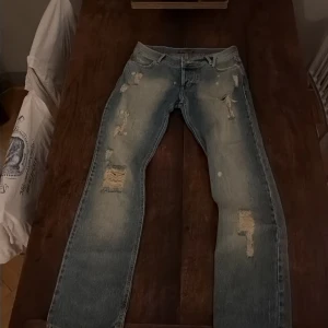 Criminal London Jeans 30/34 - Ett parljusblåa Jeans från Criminal London, midja 30 längd 34. Helt ok skicka är ju slitna i designen. 