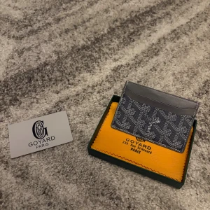 Korthållare  - Helt ny och oanvänd. Allt på bild tillkommer. Har även andra färger av samma modell. 