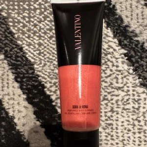 Valentino Born In Roma Body Shimmer - Glittrande body lotion från Valentino i doften Born In Roma Donna . Tuben innehåller 125 ml och har en lyxig rosa shimmer som ger huden en snygg glow. Perfekt för dig som vill ha extra lyster och doft på kroppen. Kommer i en stilren svart och rosa förpackning.