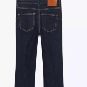 Mörkblå Jeans bootcut - Från zara str 36. Använda fårtal gånger men knappt. Mid waist och bootcut. 