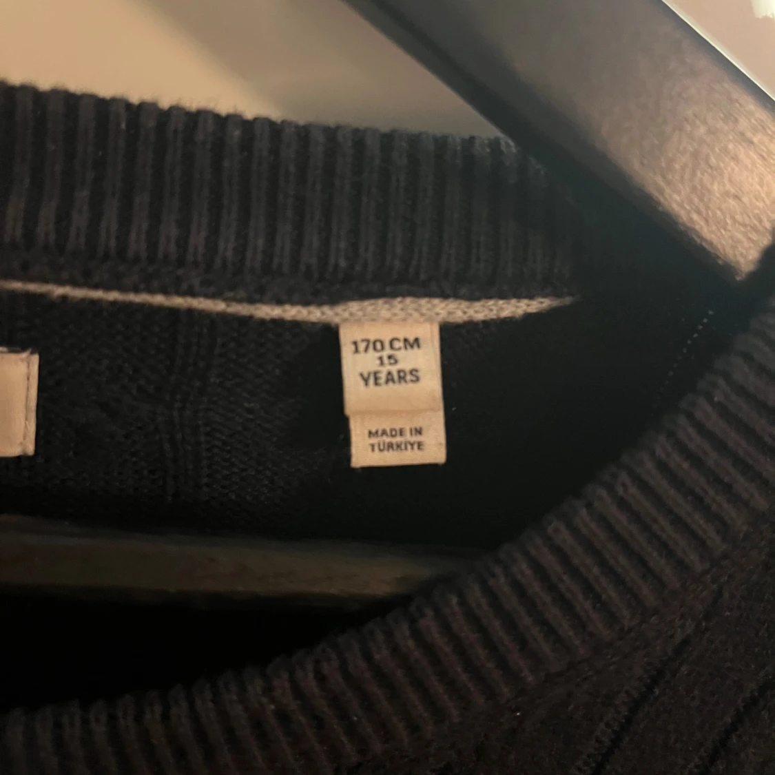 Mörkblå kabelstickad tröja från GANT - 4