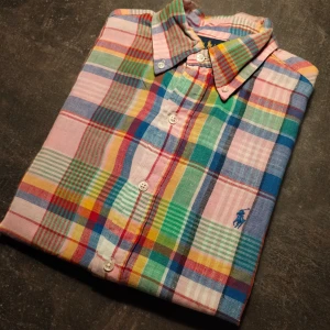 Ralph Lauren skjorta  - Fin kortärmad Ralph Lauren skjorta i väldigt bra skick har nåt slitage som på bilden. Kolla profilen för mer annonser.