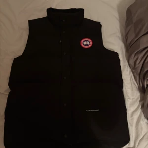 Svart Canada Goose väst - Säljer en snygg Canada Goose väst!!! Perfekt nu inför vintern då det blir kallt ifall du är intresserad är det bara Dma mig!!!
