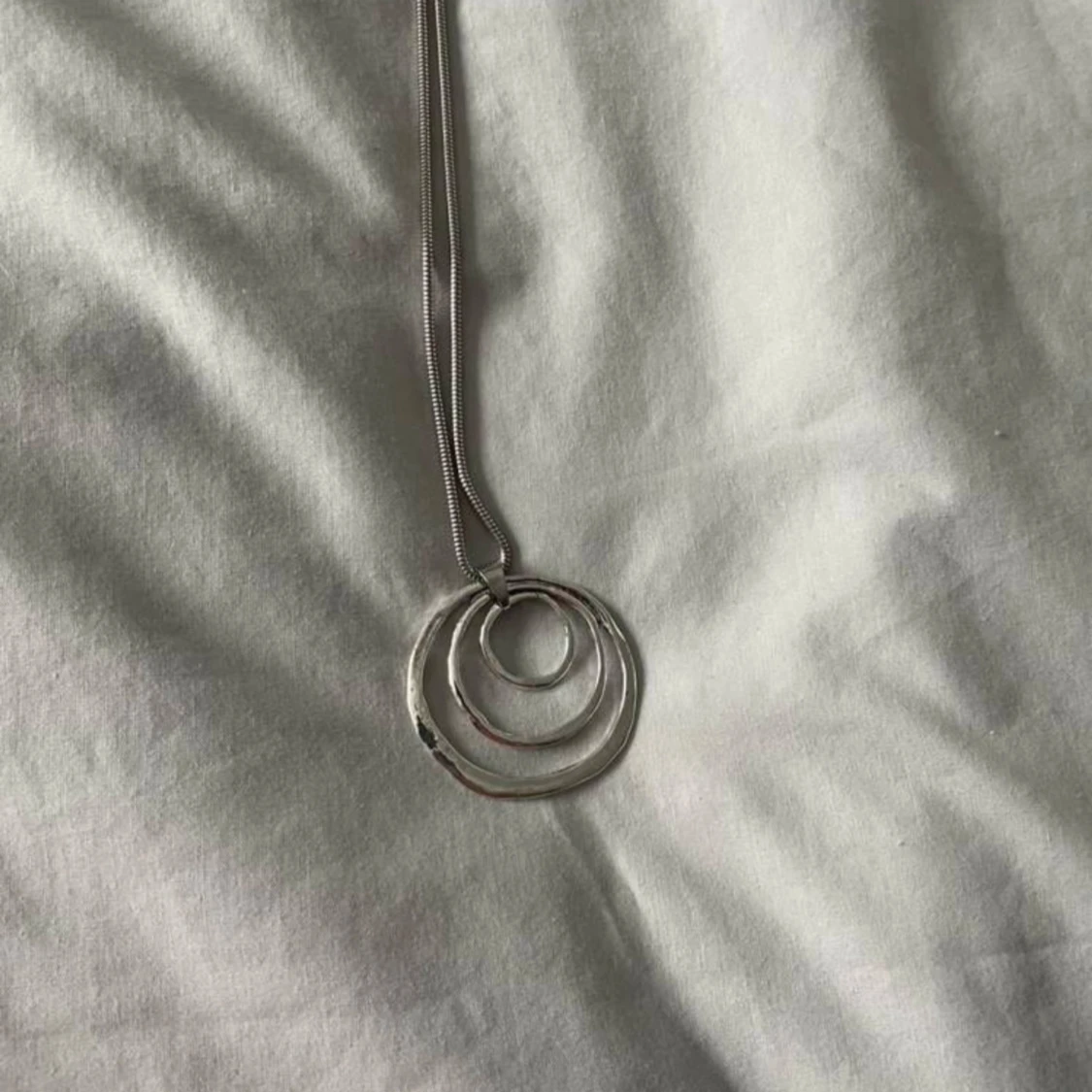 Silvrigt halsband med cirkelhänge - 1