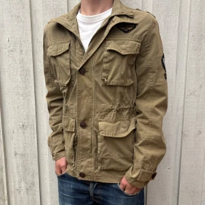 *Unik* Fieldjacket - Säljer nu denna sällsynt snygga field jackan i en beige/khaki type färg!🌤️🍁| Hör gärna av dig vid frågor!!✌🏻👑