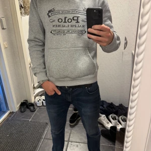 RALPH LAUREN HOODIE - Hallå där!                                                                           Säljer nu en SNYGG Ralph lauren hoodie. Hoodie är använd ett få tal gånger och är i extremt bra skick. Storleken är XL men passar även L. Priset är 799kr men är ej hugget i sten. Hör av er vid eventuella frågor.😁 Rökfritt hem✅Inga konstiga tvättmedel✅.       Modellen är 189cm