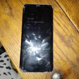 Samsung s9plus - Samsung med sprickor på framsida hörn och baksidan, funkar precis som den ska 