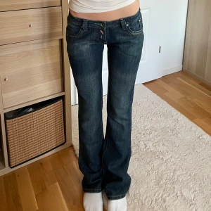 Vintage mörkblå bootcut jeans  - Mörkblåa jeans med jättefina fickor med broderi, vintage från Cron-x // en mindre S🩷 // midja 36cm tvärsöver, innerbenslängd 85cm 