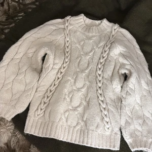 Super fin tröja från H&M - säljer denna jätte fina tröjan ifrån H&M i size S.      Den har en oversize look så passar många storlekar💗 jätte fint skick! Skriv om ni har frågor💕
