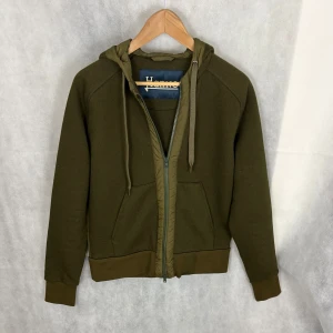 Herno cardigan  - Fint skick! Modellen är 185 och bär S, passar dig som är 172-180