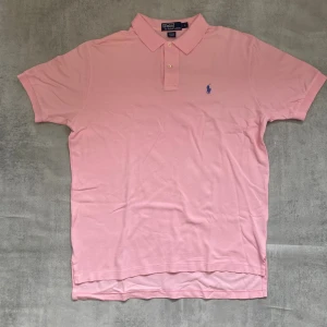 Rosa Polo Ralph Lauren pike  - Jag Säljer en fet pike från Polo Ralph Lauren| skicket på tröjan är bra 8/10 | storlek L | ny pris 2000: mitt pris är 399 | skriv vid frågor och funderingar       