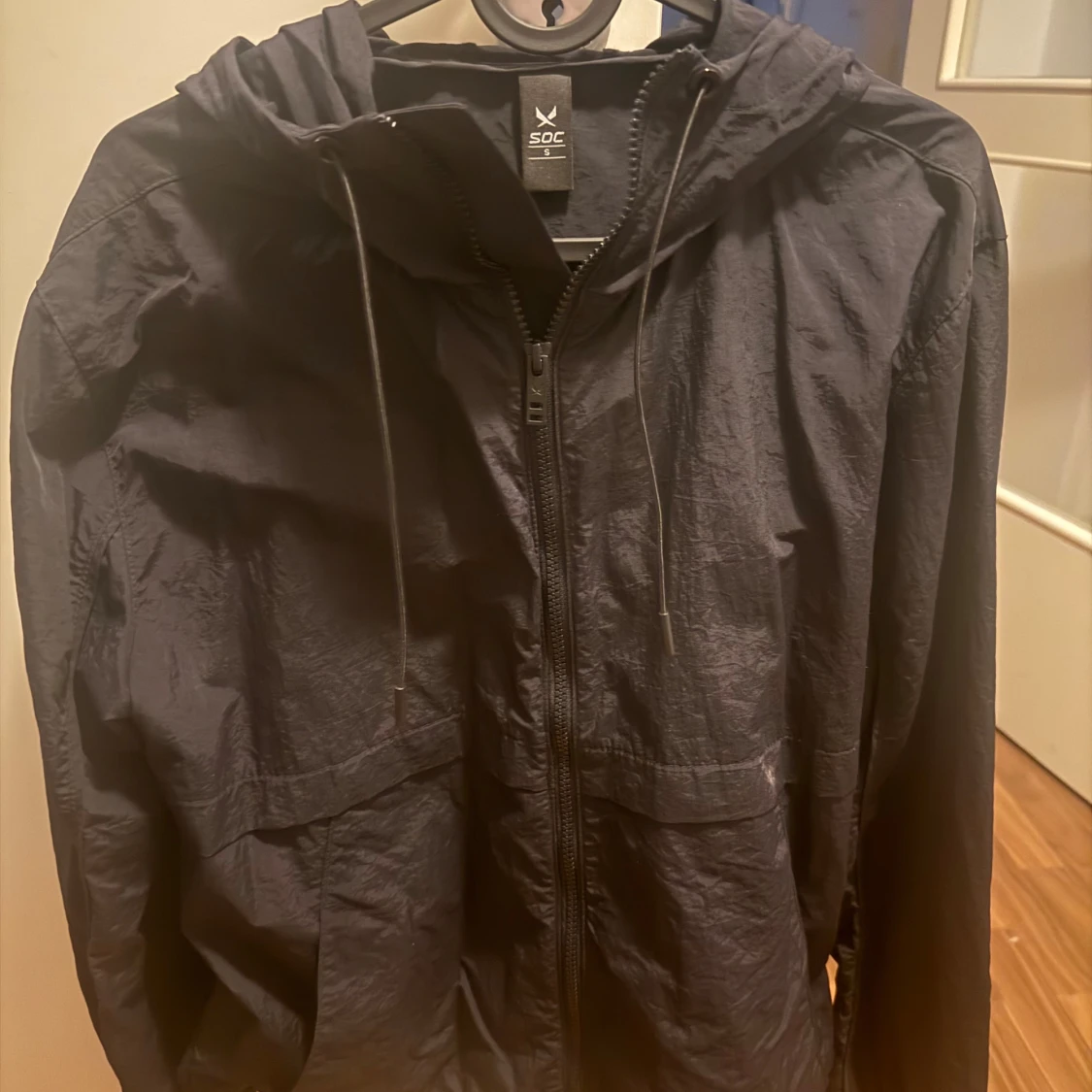 Svart vindjacka från SOC med huva