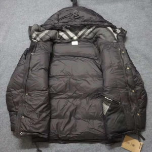 Svart jacka från Burberry - Säljer en svart jacka från  Burberry. Perfekt nu inför kalla dagar jätte fin passform.