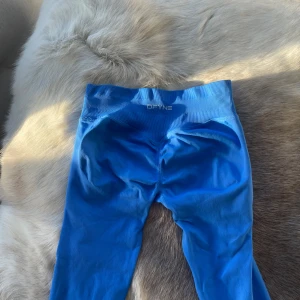 Blå leggings från DFYNE - Säljer ett par blå leggings från DFYNE. Inte använda något mycket alls och är i ett mycket bra skick.💙
