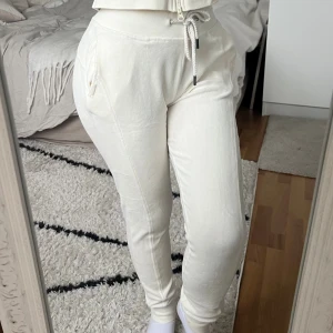 Vita mjukisbyxor 🤍 - Superfina högmidjade krämfärgade byxor från Puma by rihanna, fenty. Storlek XXS men passar även XS/S. Dessa är en del utav ett set, har även hoodien till salu i en annan annons! Dyra i inköp. Har några fläckar här och var <3