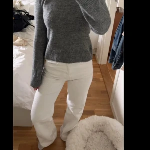 Vita vida jeans  - Säljer ett par vita jeans med raka, vida ben. Byxorna har klassisk femficksdesign och stängs med dragkedja och knapp. Perfekta för dig som gillar en clean och fräsch look med lite loose fit.