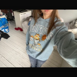 Sweatshirt  - Ljusblå sweatshirt med tryck 