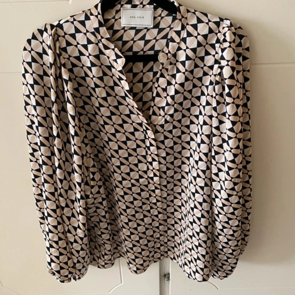 Mönstrad blus från Neo Noir