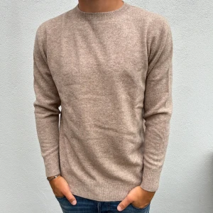 Kashmir tröja - Beige Kashmir Crewneck | Storlek M | Modellen är 177cm lång, passar lite längre | Endast använd 1 gång, därför nyskick | Hör av dig vid frågor🌟