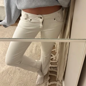 Vita bootcut jeans, låg midja  - Lågmidhade bootcut jeans, från Lee 