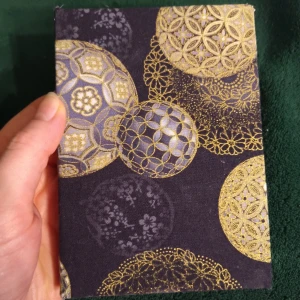  Anteckningsblock med dekorativt omslag - Ett stilrent anteckningsblock med tomma sidor, perfekt för dig som vill skriva, rita eller skapa. Omslaget har ett unikt mönster i guld och blått, vilket gör blocket både snyggt och inspirerande att använda i vardagen. Stlk A6 ca 100 sidor