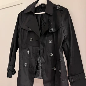 🖤 Ny trenchcoat – stilren och klassisk🖤 - Säljer min trenchcoat, helt ny och oanvänd. Passar perfekt till både vår och höst! 🧥✨ skickas snabbt📦  #Trenchcoat #Jacka #Ytterplagg #Mode #Stilren #Klassisk #Oanvänd #HeltNy #Outfit #TillSalu #FashionFind #ChicStyle #WardrobeEssential #BrandNew