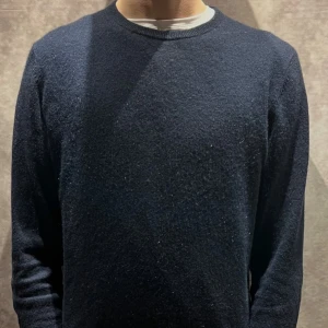 Mörkblå kashmirtröja Lawrence Grey - Tja, säljer nu denna snygga ock sköna sweatshirt i 100% Kashmir från Lawrence Grey. Den är ej använd mer än 10 gånger och är perfekt nu inför vinter och höst. 