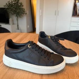 Louis Vuitton sneakers  - Säljer mina supersnygga sneakers från Louis Vuitton i storlek 36. Sparsamt använda och i fint skick!