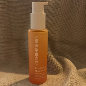 OLEHENRIKSEN Peach Glaze Niacinamide - Peach Glaze Niacinamide serum från OLEHENRIKSEN i en snygg orange plastflaska med pump. Innehåller persikoextrakt, niacinamid och vitamin C för glow. Perfekt för dig som vill boosta huden med lyster och fräsch känsla. Endast testad en gång!