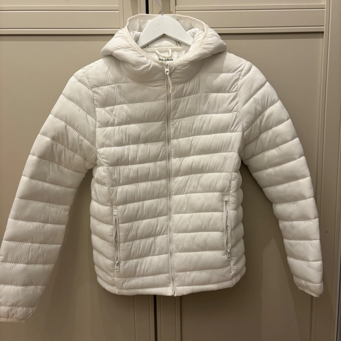 Vit pufferjacka från Pull&Bear