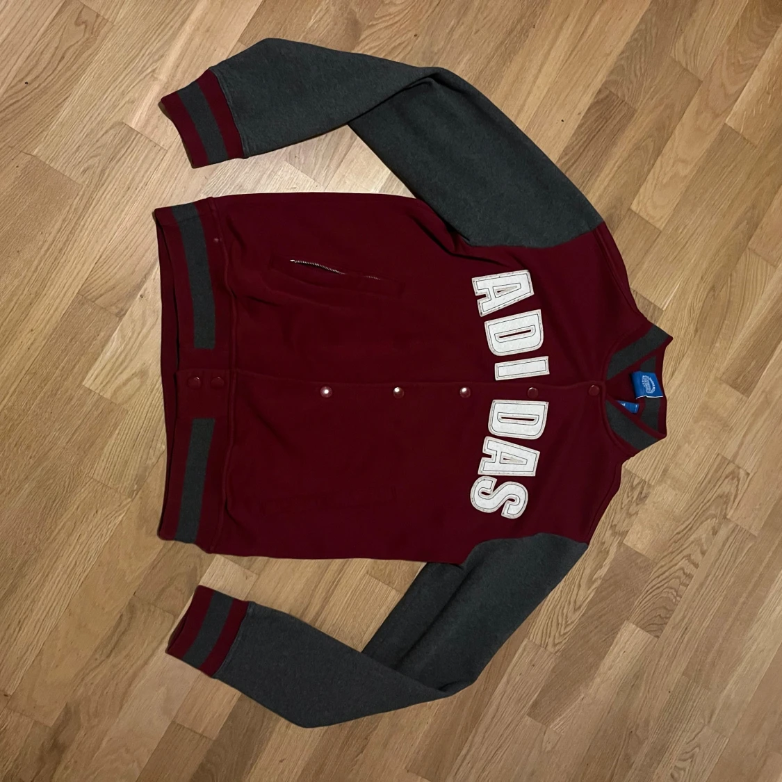 Vinröd bomberjacka från Adidas