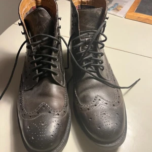 Herrkänga Clarks  - Herrkänga Clarks storlek 44,5 Mycket gott skick på sula och skin. Något slitet på insidan skaftet