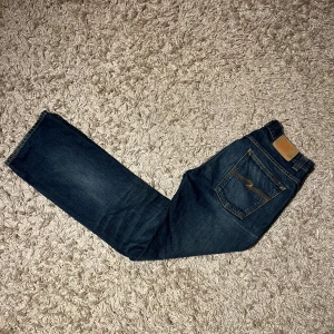 Bootcut Ola nudie jeans 2007 vintage - Nudie jeans i modell bootcut Ola från 2007, nudie jeans slutade producera denna modell år 2009. Det är i mycket gott skick och är väl omhändertagande med en fin tvätt. Storlek 32/32 och mått kan såklart skickas vid osäkerhet. Med köpet tillkommer ett gratis armband som jag bjuder på. Postas samma dag som köp eller dagen därpå🙌💯