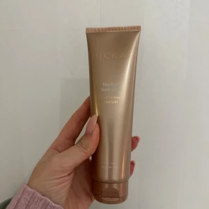 Hickap Limelight Body Glow highlighter - Är endast testad, så den är i princip oanvänd. 