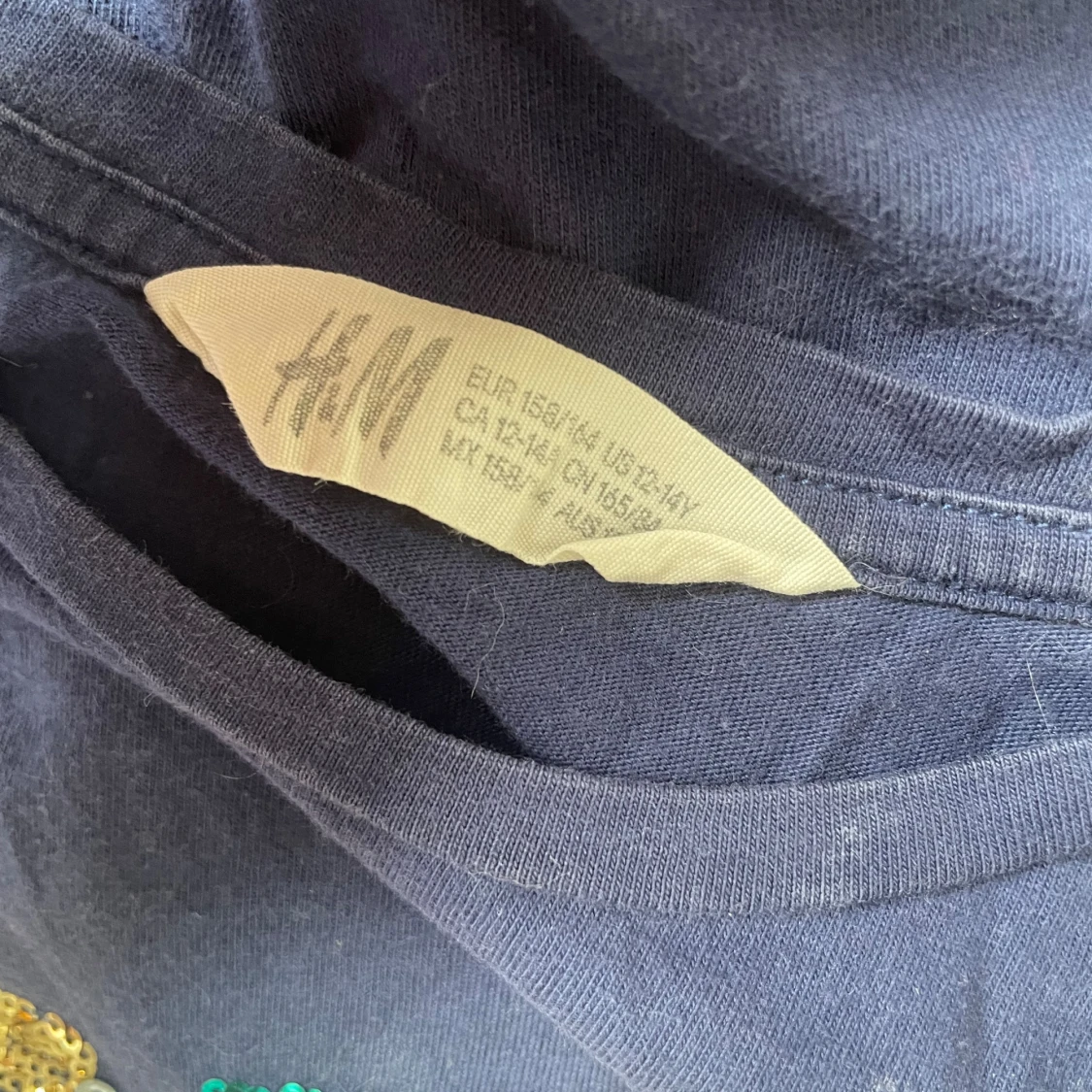 Mörkblå t-shirt med paljetter från H&M - 2