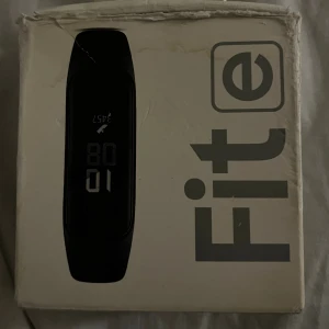 Samsung Galaxy Fit e - Samsung Galaxy Fit e aktivitetsarmband i originalförpackning. Spårar steg, kalorier och sömn. Lätt och bekväm design.oanvänd i original förpackning  produkten är i nyskick. Funkar med Samsung, Apple mm..