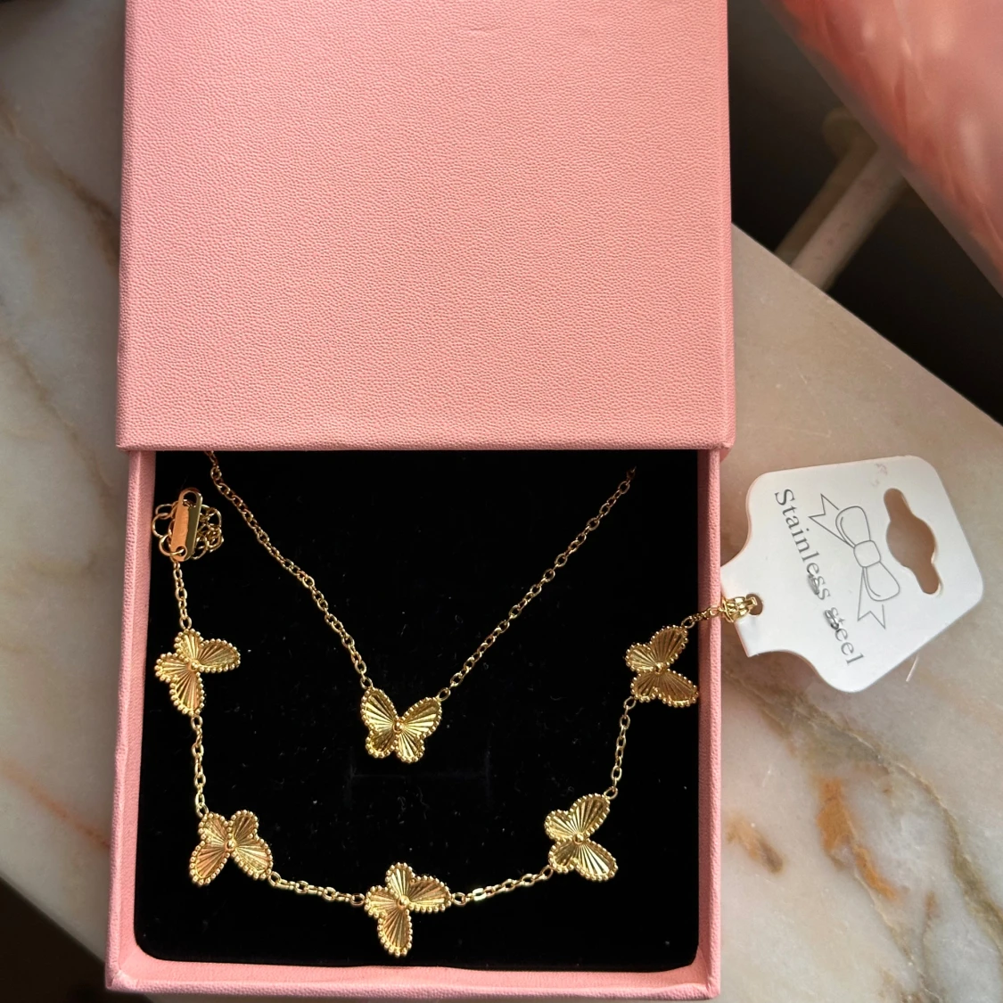 Guldigt fjärilshalsband i stål - 1
