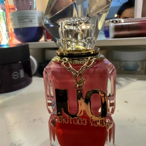 Juicy Couture Oui EdP 50 ml  - Juicy Couture Oui Eau de Parfum i en snygg flaska med gulddetaljer och kristallkork. Volymen är 50 ml, perfekt för dig som vill sticka ut med din stil. Tillverkad i USA.Lite taget men upptäckte inte min doft 