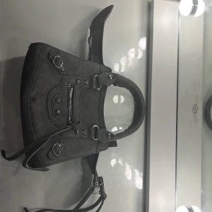 Grå handväska! - Säljer denna skitsnygga grå väskan! Den har små silvriga detaljer, den är helt ny utan några defekter, ( kommer med en axelrem) PRISET KAN DISKUTERAS! 💕